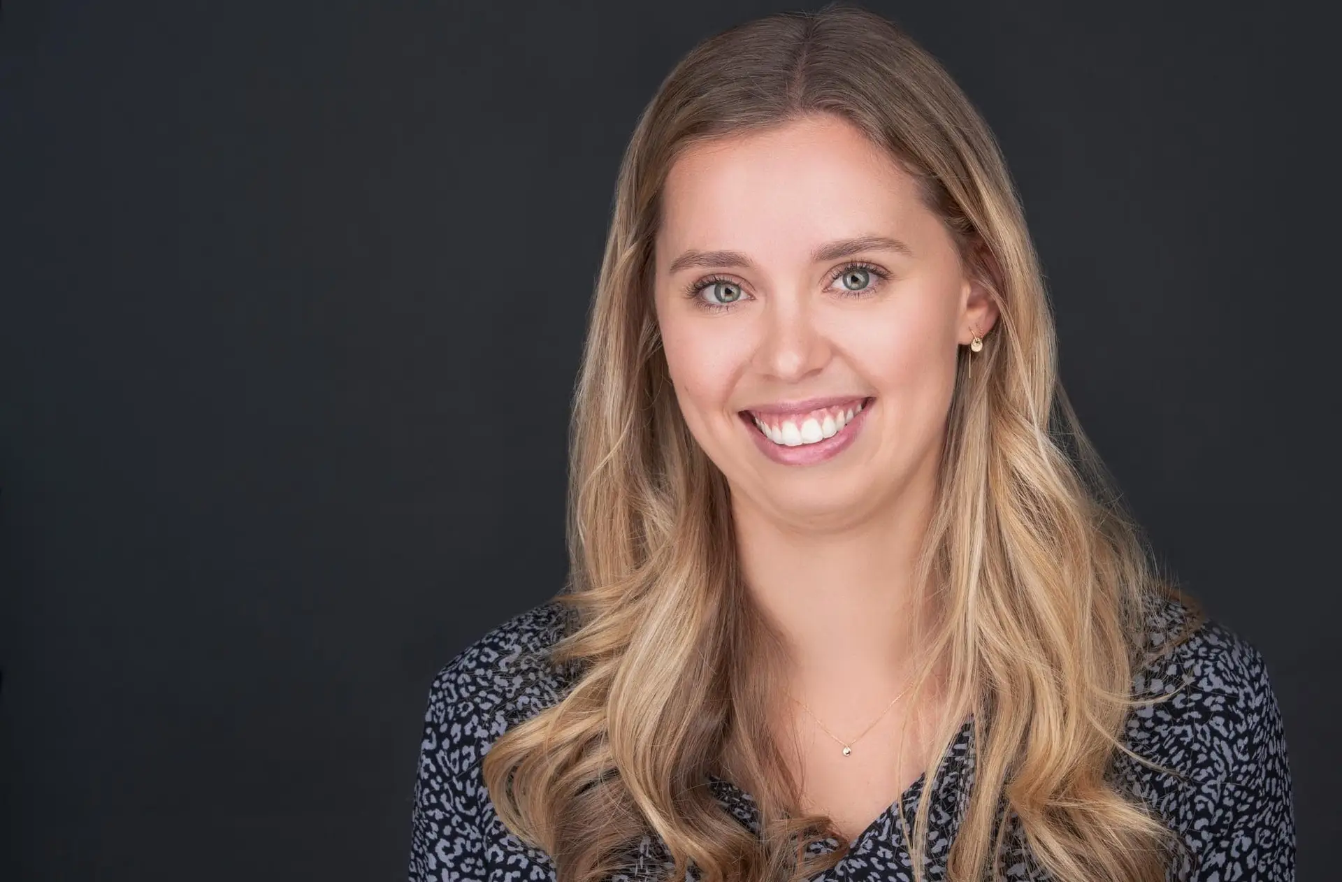 Headshot photography Sydney, smiling woman with long blonde hair