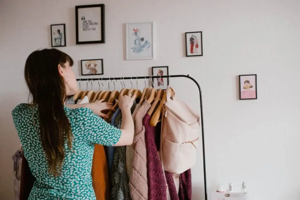 fashion-clothing-clothes-wardrobe-style-material-stylish-closet-getting-ready-what-to-wear_t20_7y6kwv